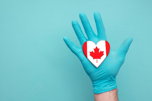 Kanada medizinische Gesundheit Herzkrankenschwester Hand mit Herz Flagge des Landes