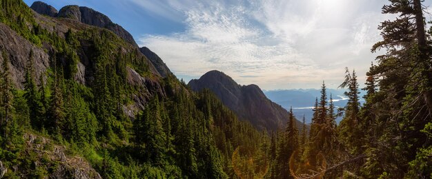 Kanadische Berglandschaft an einem lebhaften Sommertag