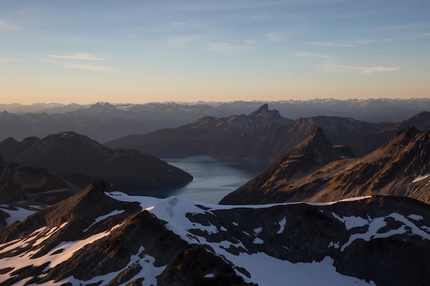 Kanadische Berglandschaft aus der Luft