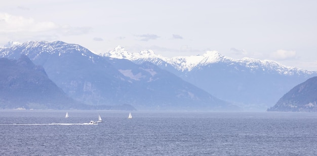 Kanadische Berglandschaft in Howe Sound Bewölkter Himmel