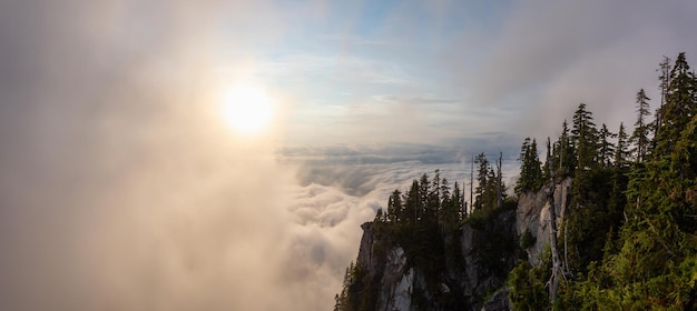 Kanadische Berglandschaft mit Wolken bedeckt