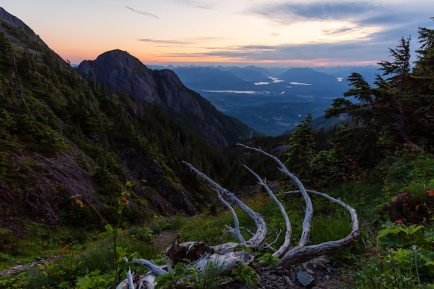 Kanadische Berglandschaft während eines lebendigen Sommersonnenuntergangs