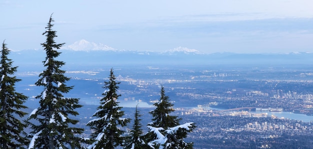 Kanadische Bergnaturlandschaft mit Vancouver-Stadtbild im Hintergrund