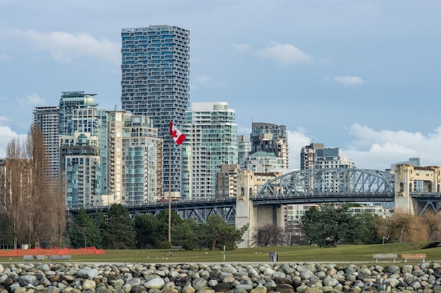 Kanadische Flagge im Vanier Park Burrard Street Bridge und Vancouver City Skyline im Hintergrund