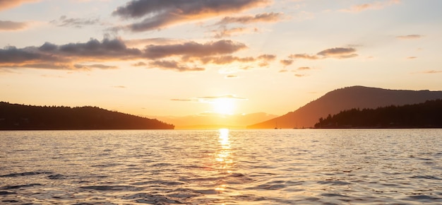 Kanadische Naturlandschaft Blick auf die Golfinseln an der Westküste des Pazifischen Ozeans Bunter Sonnenuntergang