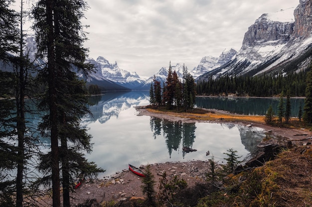 Kanadische Rockies Reflexion über Maligne Lake in Spirit Island im Jasper Nationalpark Kanada