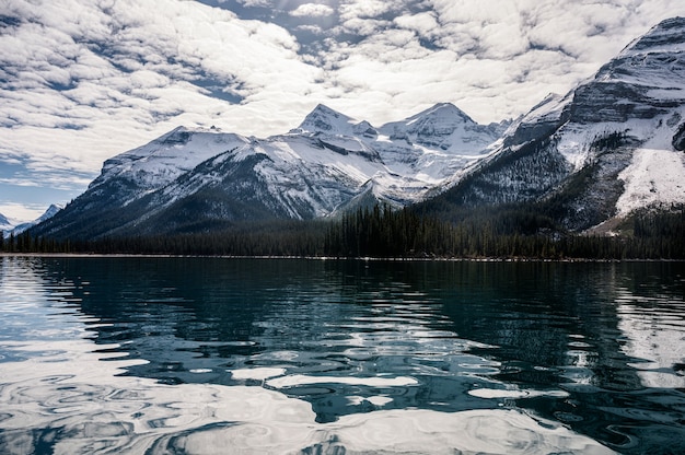 Kanadische Rocky Mountains mit Wolkenhimmelreflexion auf Maligne Lake im Jasper-Nationalpark, Kanada