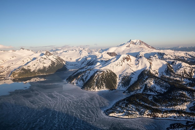 Kanadischer Naturgebirgshintergrund aus der Luft