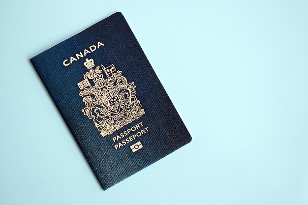 Kanadischer Reisepass auf blauem Hintergrund, Tourismus- und Staatsbürgerschaftskonzept