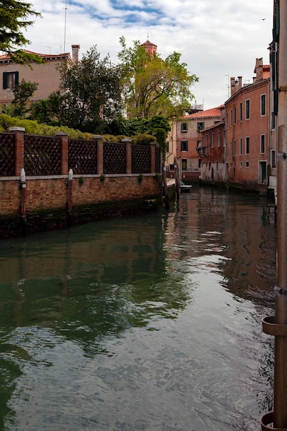 Kanäle der Stadt Venedig mit traditioneller farbenfroher Architektur, Italien.