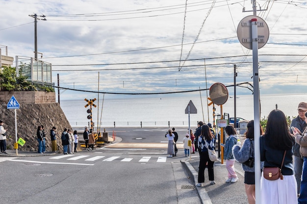 Kanagawa 13 de novembro de 2023 A Linha Enoden com o mar como fundo na estação de Kamakura Kokomae uma das cenas do anime Slamdunk é uma atração turística popular em Kamakura, Japão