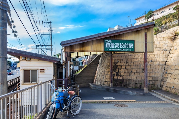 Kanagawa Japan 13. November 2023 Kamakura Kokomae Station ist ein beliebter Bahnhof für Touristen, der eine der Szenen im Anime Slamdunk ist