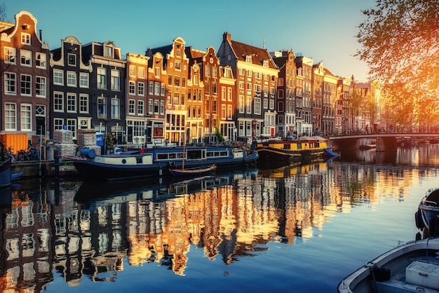 Kanal bei Sonnenuntergang. Amsterdam ist die Hauptstadt