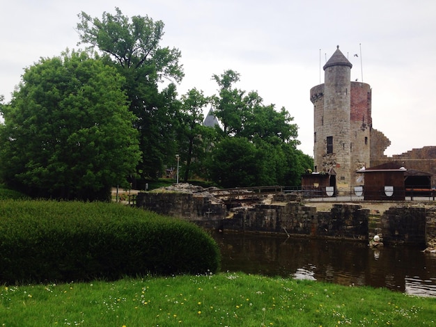 Foto kanal durch gebäude gegen den himmel