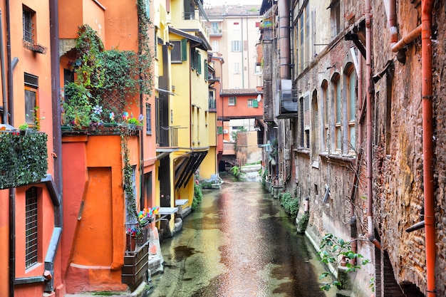 Kanal in der Altstadt von Bologna, Italien