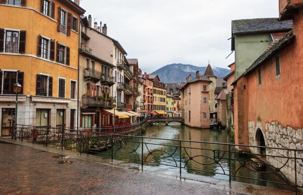 Kanal in der mittelalterlichen Stadt Annecy Frankreich