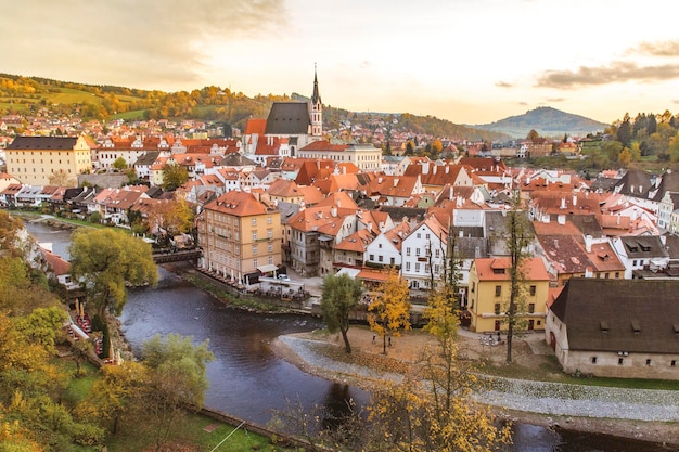 Kanal in der Stadt gegen den Himmel beim Sonnenuntergang
