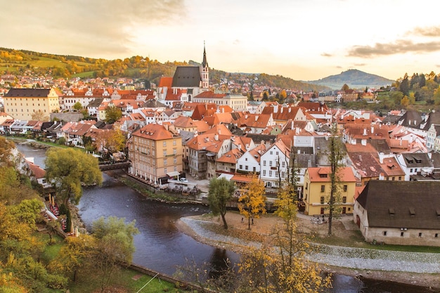 Foto kanal in der stadt gegen den himmel beim sonnenuntergang