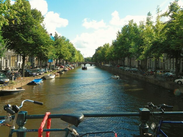 Foto kanal in der stadt