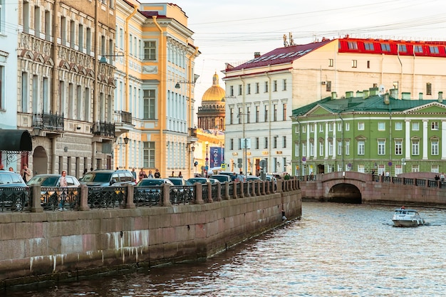 Kanal in St. Petersburg mit schöner Aussicht eine Sommerpostkarte einer Touristenstadt