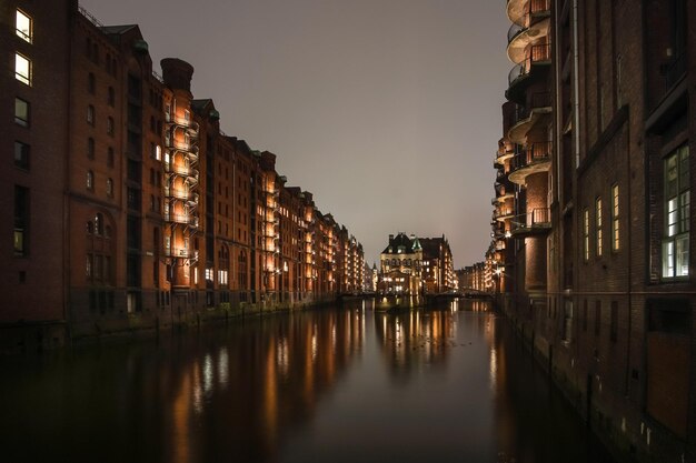 Foto kanal inmitten von gebäuden gegen den himmel in der dämmerung wasserschlo hamburg