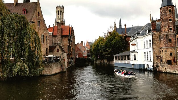 Kanal inmitten von Gebäuden gegen den Himmel in der Stadt