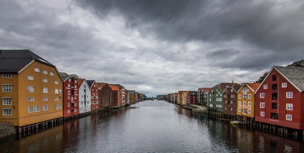 Foto kanal inmitten von gebäuden gegen den himmel