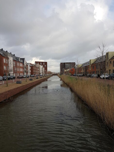 Foto kanal inmitten von gebäuden in der stadt gegen den himmel