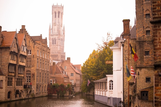 Kanal inmitten von Gebäuden in der Stadt