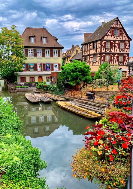 Kanal inmitten von Gebäuden und Bäumen gegen den Himmel