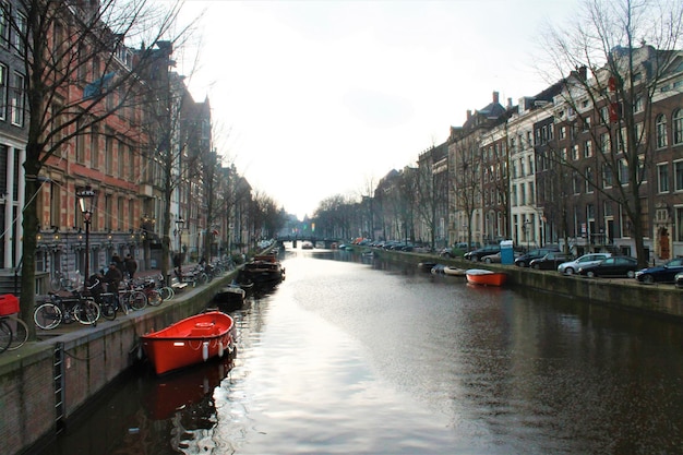 Kanal mit Booten in Amsterdam