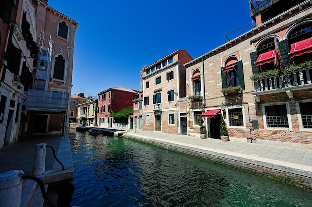 Kanal mit Booten in Venedig Italien