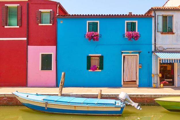Kanal mit Booten und bunten Häusern auf der Insel Burano in Venedig, Italien - italienisches Stadtbild