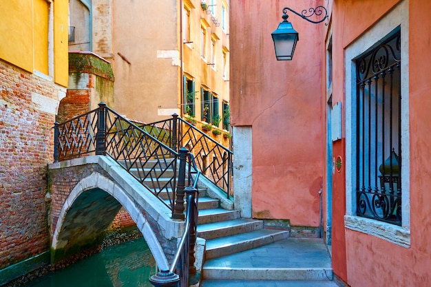 Kanal mit malerischer kleiner Brücke in Venedig. Italien. Venezianisches Stadtbild, italienische Architektur