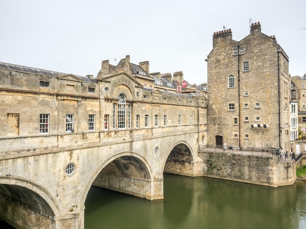 Kanal mit Wohngebäuden mit Brücke in Bath England