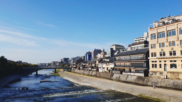 Foto kanal von gebäuden gegen blauen himmel