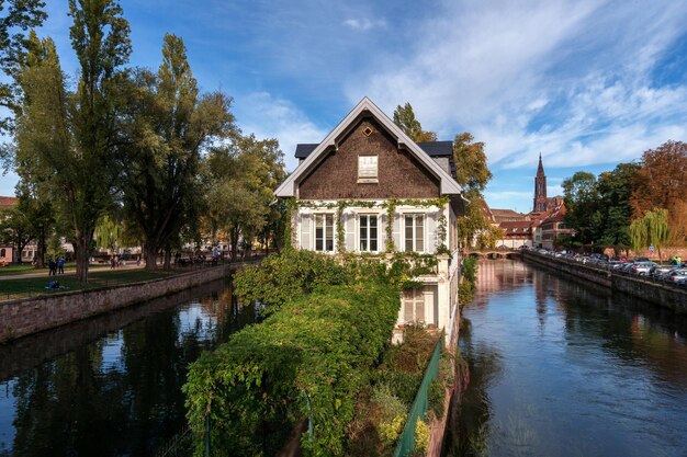 Foto kanal zwischen bäumen und gebäuden gegen den himmel