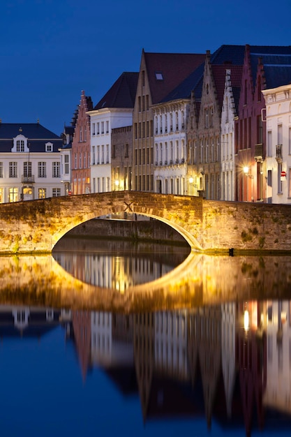 Kanalbrücke In Brügge Nachts