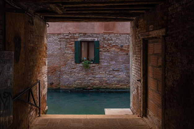 Kanalhausfenster in Venedig durch die Tür gesehen
