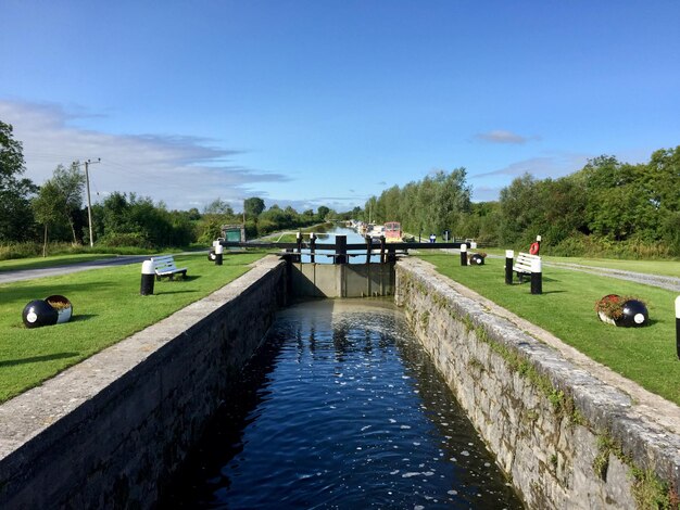 Foto kanalschleuse in shannon harbour, irland