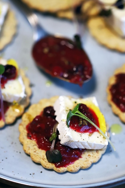 Kanapees mit Brie-Käse und Beerenmarmelade Gesunder Snack im französischen Stil