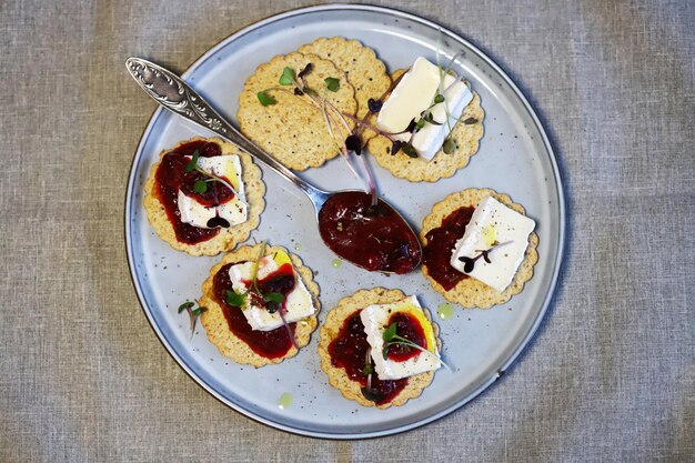 Kanapees mit Brie-Käse und Beerenmarmelade Gesunder Snack im französischen Stil