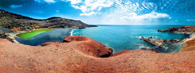 Kanarische Insel und spanischer Strand. Malerische Landschaft Grüner See in El Golfo, Insel Lanzarote, Spanien