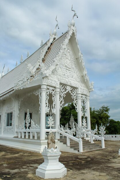 Foto kanchanaburi tailândia atrações turísticas templo branco em fundo de céu azul