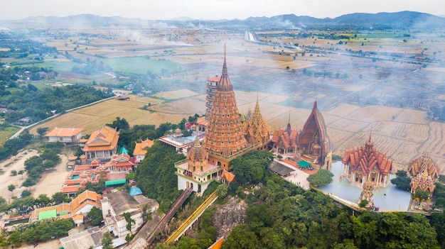 Kanchanaburi Tailandia con humo de la quema de rastrojo de arroz en el fondo