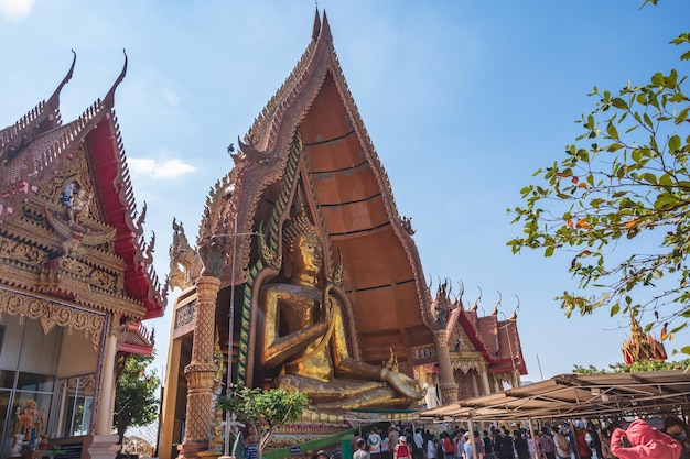 Kanchanaburithailand1612022pessoas desconhecidas em Wat Tham Suea Tiger Cave Temple kanchanaburiUm Buda de 18 metros de altura construído em 1973 é o foco deste conhecido templo no topo de uma colina