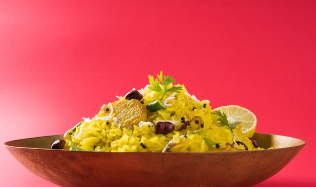 Kande Pohay O Aloo Poha es una popular receta de desayuno indio hecha con arroz aplanado, generalmente servido con té caliente. Servido en un bol encima. Enfoque selectivo