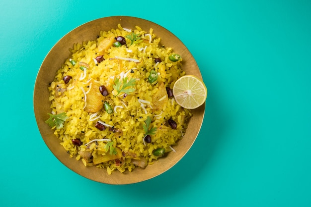 Kande Pohay O Aloo Poha es una popular receta de desayuno indio hecha con arroz aplanado, generalmente servido con té caliente. Servido en un bol encima. Enfoque selectivo