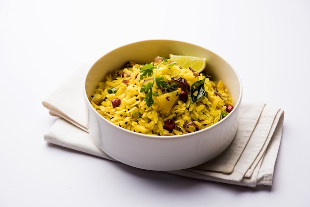 Kande Pohe OU Aloo Poha é uma receita popular de café da manhã indiano feita com arroz achatado, geralmente servido com chá quente