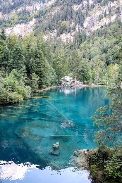 Kandersteg Suíça - Vista de Blausee com a estátua de uma mulher no lago, Raphael Fuchs